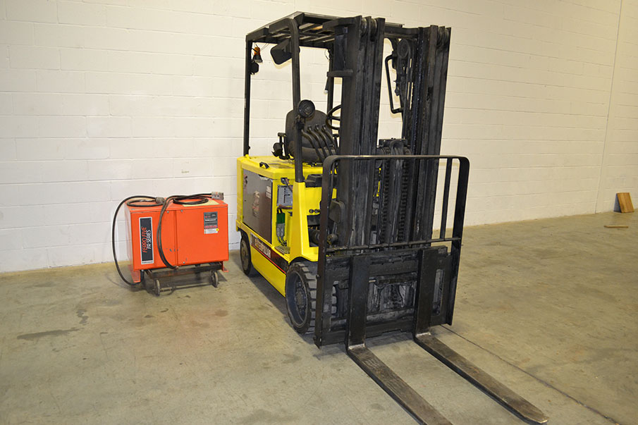 Caterpillar 2EC30 5500 Lb. Capacity 3 Stage Electric Forklift w/ Charger