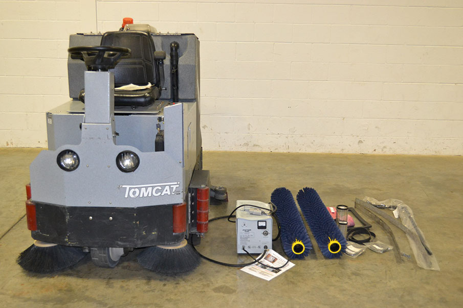 Tomcat XR 40-C 40" Rider / Ride-on Floor Scrubber-Sweeper w/ charger