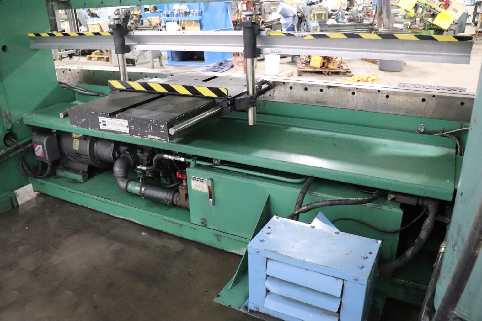 Accurpress 740012 400 Ton x 12' Hydraulic Press Brake w/ Hurco Autobend