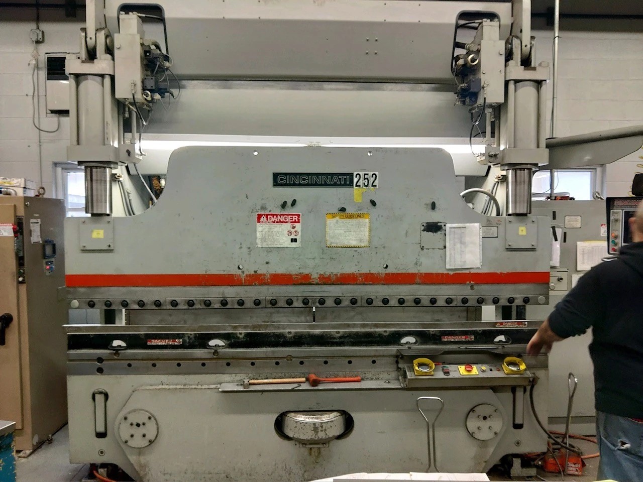 Cincinnati 135AFX8 135 Ton x 10' CNC Hydraulic Press Brake
