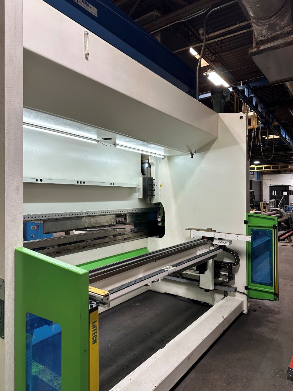 Accurl Genius press brake ram and bed open with backgauge fingers and green side guards