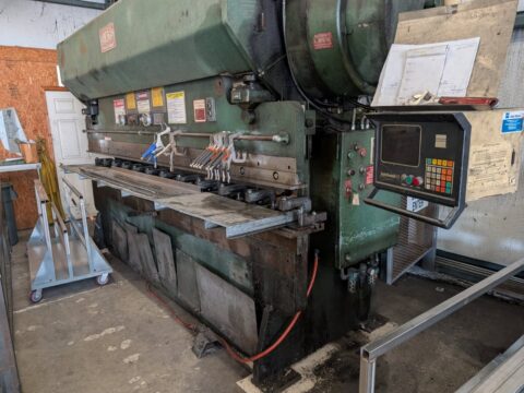 Chicago 1012-L 60/90 Ton x 12' Press Brake With Hurco Backgauge