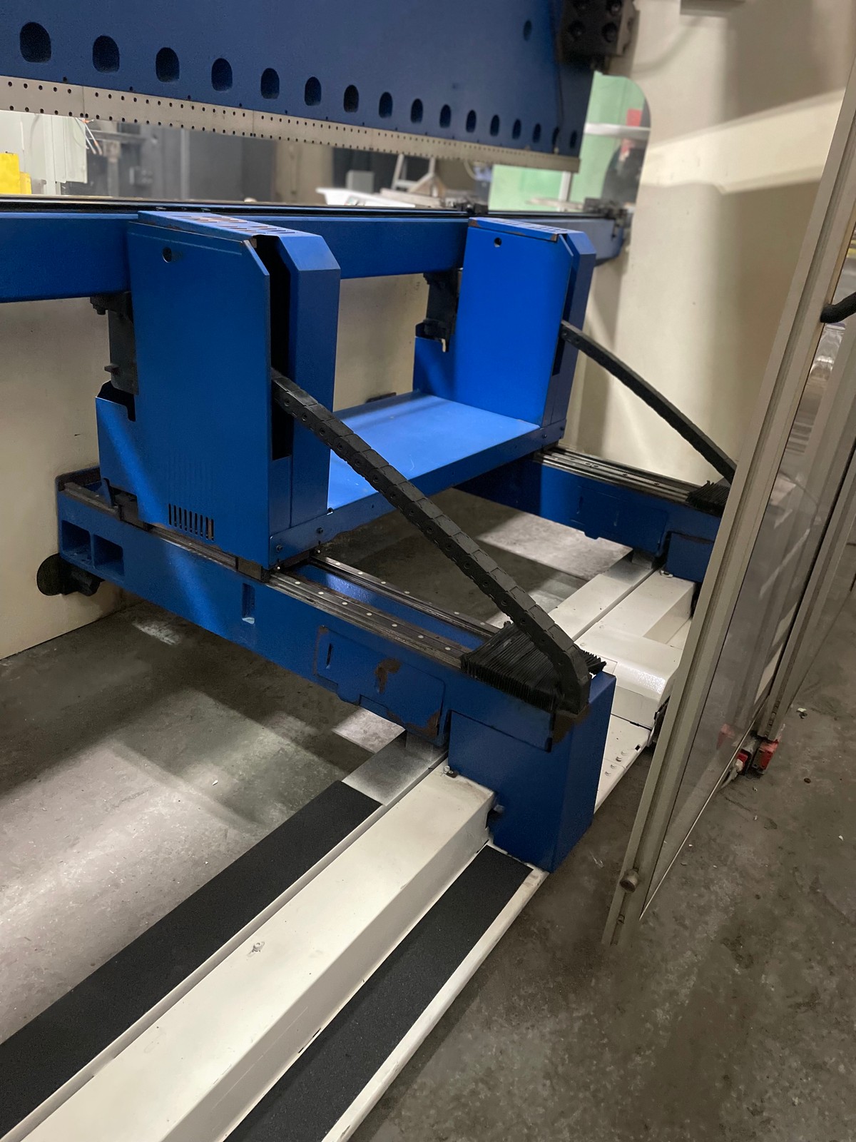 Trumpf Trumabend V320 rear backgauge fingers on linear rails with black cable carriers